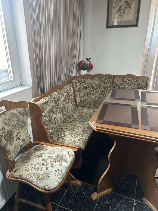 Vand coltar din lemn masiv cu masa si 4 scaune