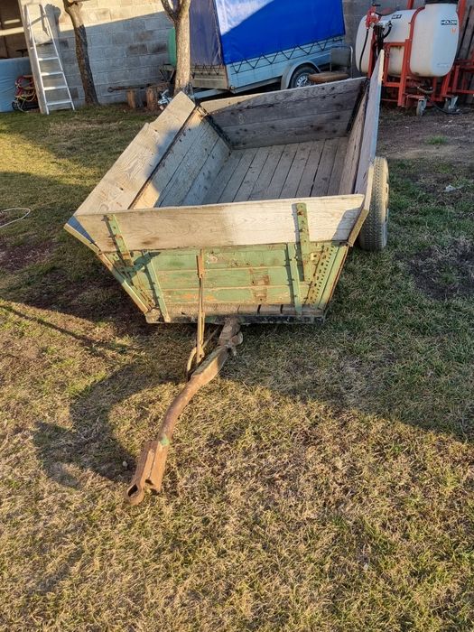 Vand remorca si cisternă de tractor