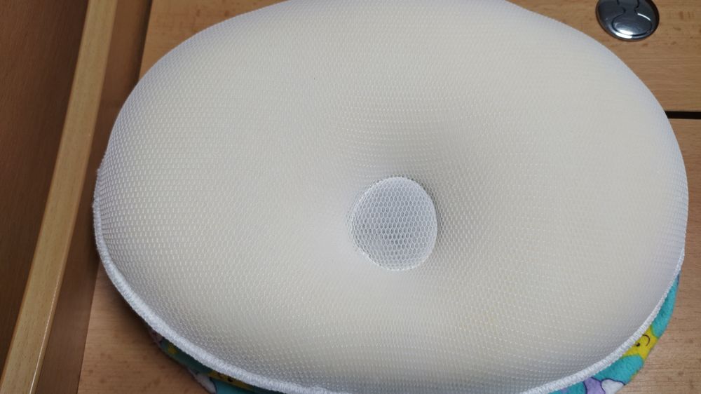 Анатомична бебешка възглавница L Л с калъфка Anatomic help Greece