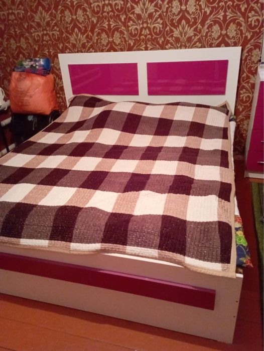 Шкаф и кровать