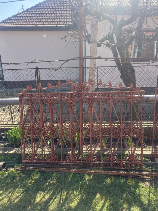 Gard si poarta metalica in stare buna