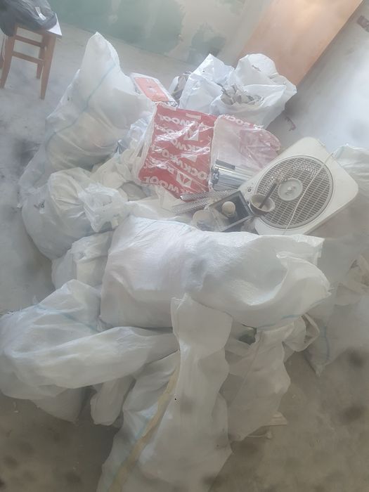 Evacuări moloz servicii de debarasări moluz decopertări gresie și car