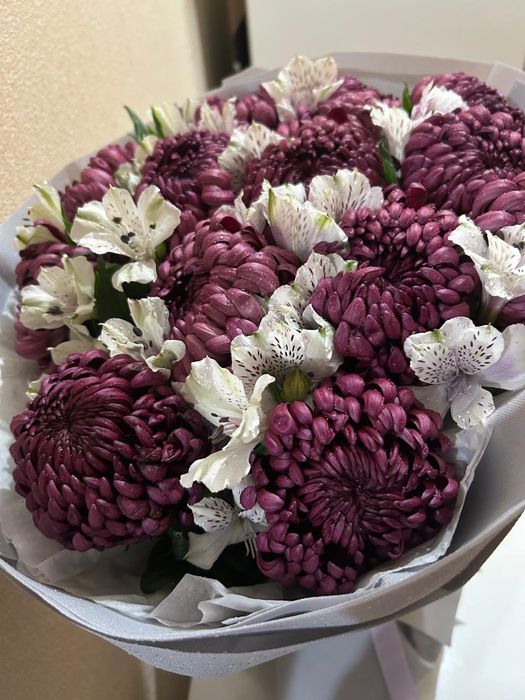 Букет из хризантем и альстромерий