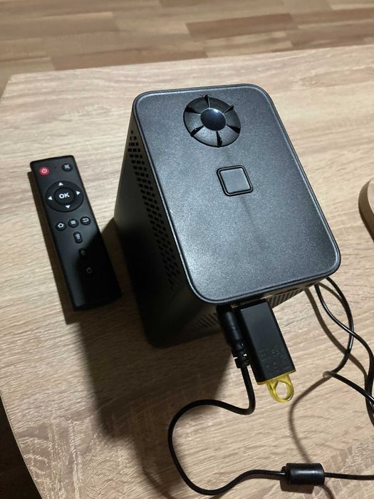 Videoproiector portabil Full HD