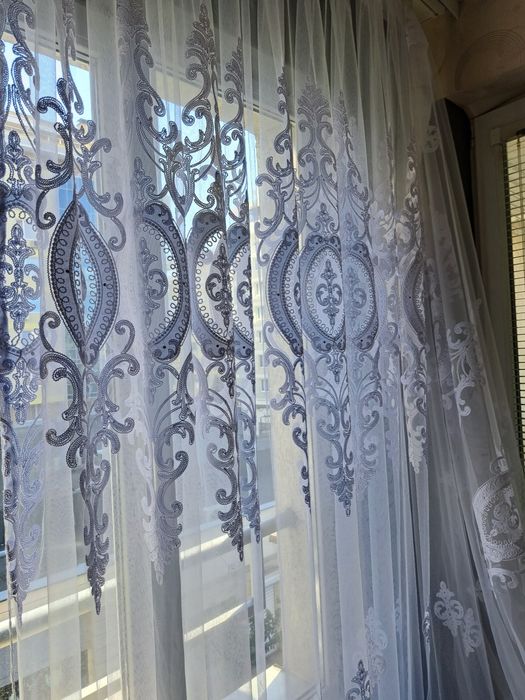 Снежно бяла завеса с бродерия