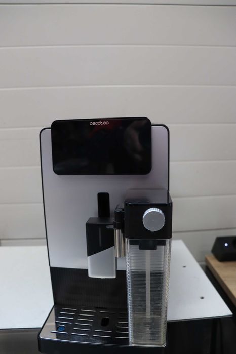 Cecotec Cremmaet Latte Art. 1500W 19 бара, термоблок, 6 напитки автоматично почистване, резервоар за вода 1,1л и мляко 400 мл НЕ РАБОТИ!