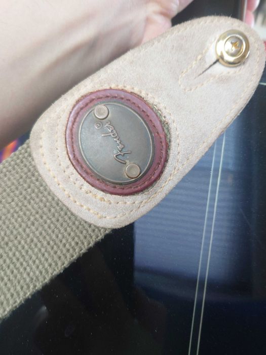 Акустична Китара Ibanez с колан, презареждаща 9 волтова батерия и колан Fender