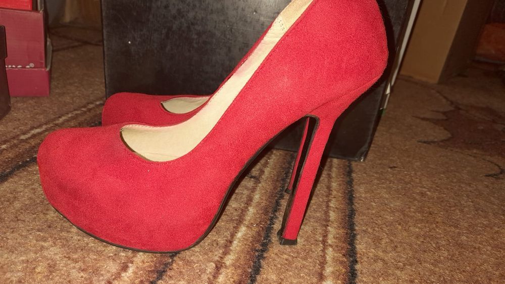 Продам туфли красные