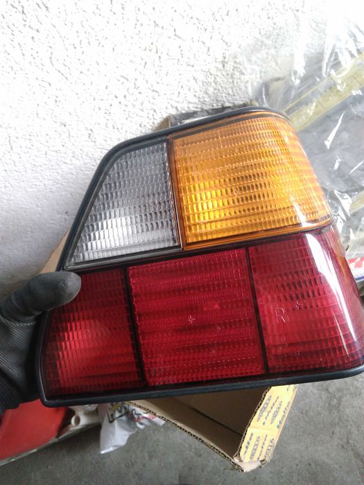Vand doua stopuri NOI, spate (stanga + dreapta) pentru VW Golf II