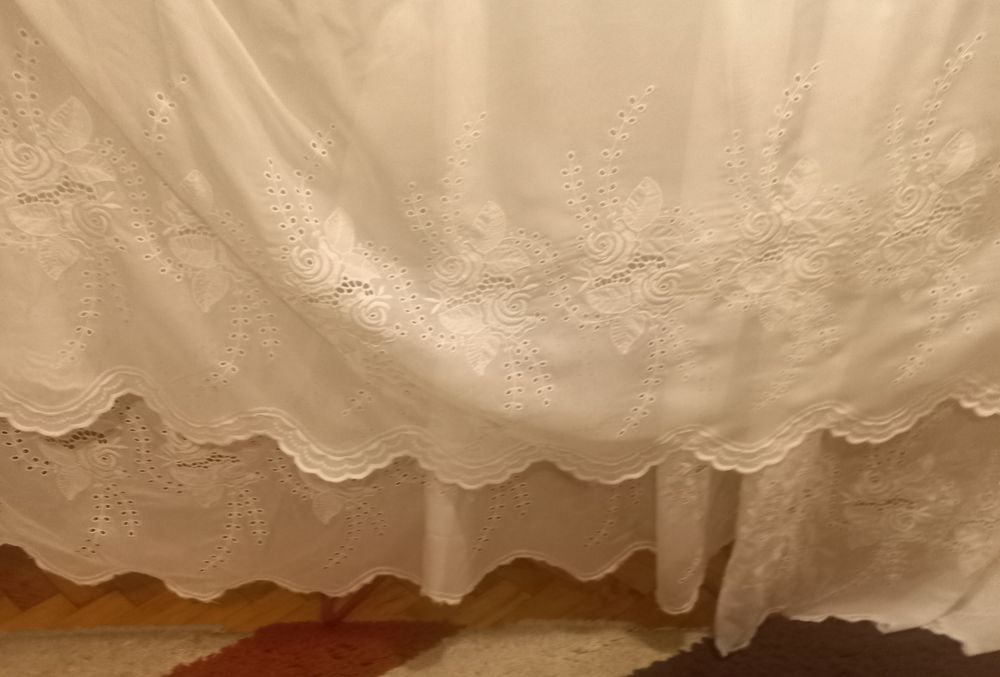 Perdele  scurte(h=1,70m, identice ca model,din voal alb, cu bordură lată de broderie  spartă.