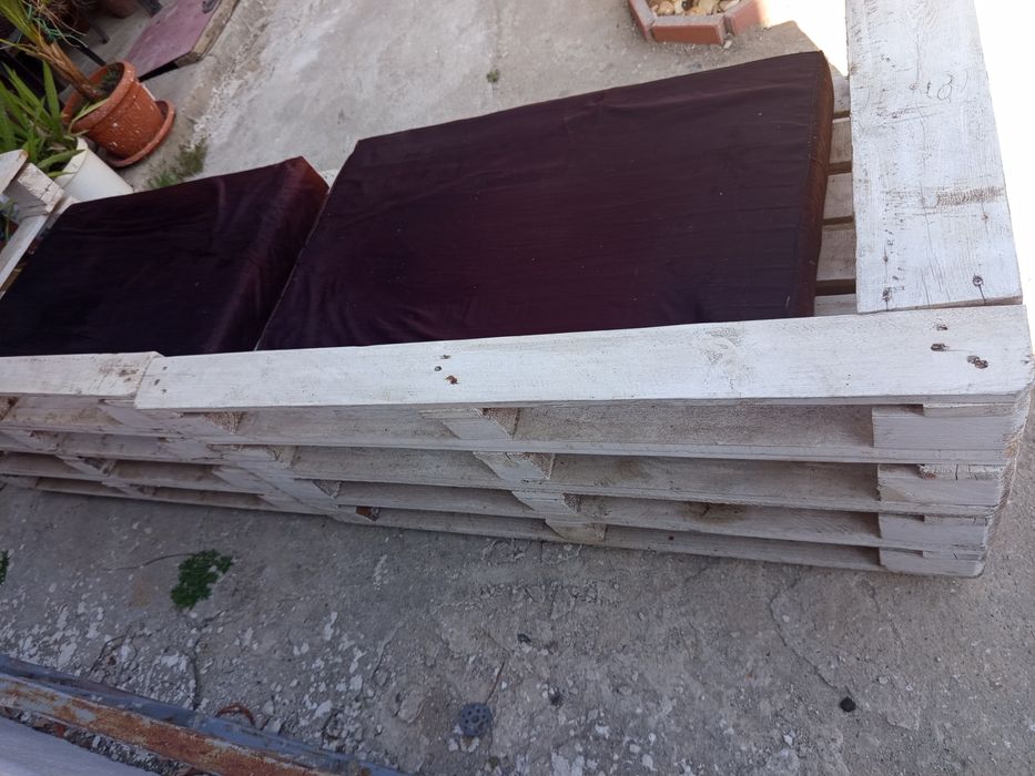 Canapea paleți cu pernute.lungime 240 cm
