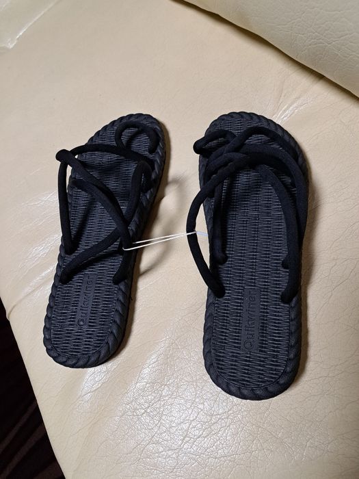 Продавач модерни мъжки чисто нови сандали номер 44