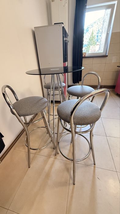 Set masa si 4 scaune pentru bar