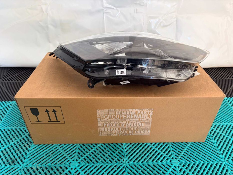 Far dreapta fata Renault Clio 4 2012-2016 nou original Renault