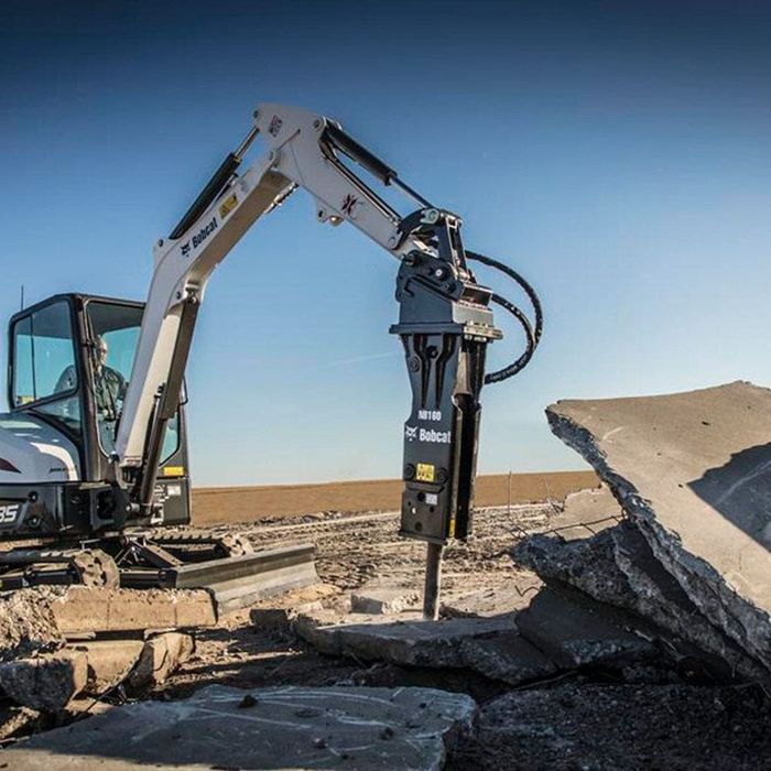 Miniexcavator de inchiriat cu picon, spargere beton si evacuare