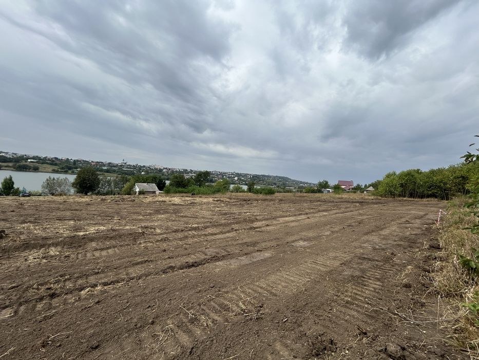 Teren intravilan pe malul iazului