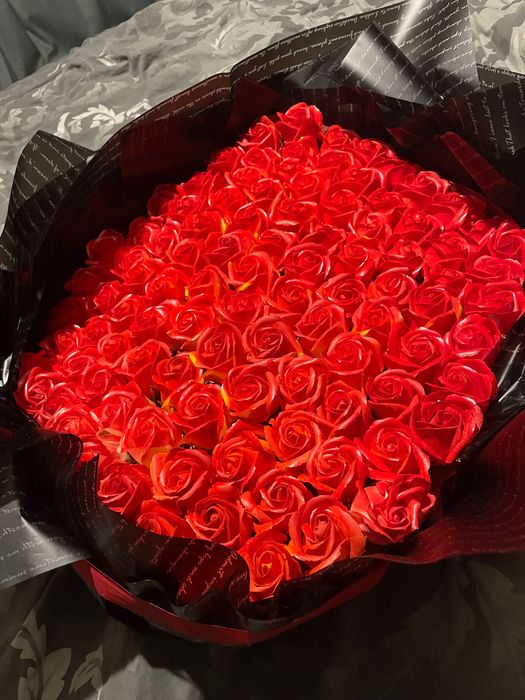 Декорация от 101 сапунени рози