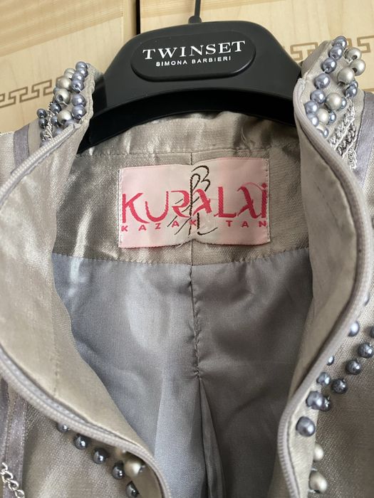 Одето всего 2 раза. Ткань с отливом.