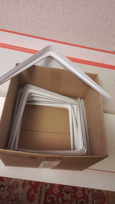 Полки витринные на кронштейне