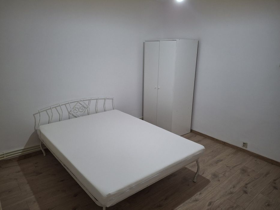 Inchiriez apartament decomandat