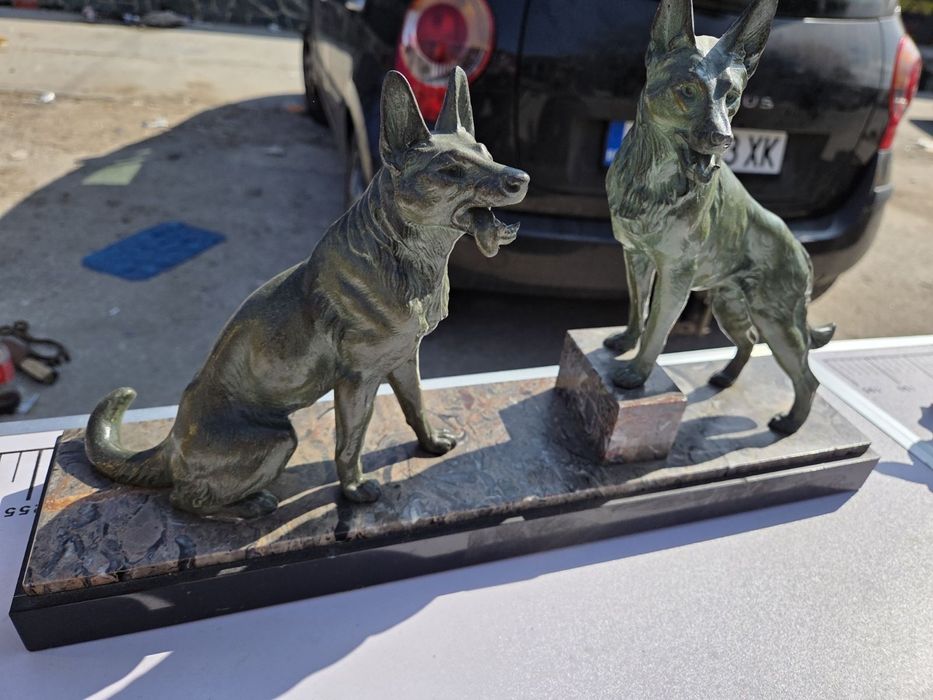 Много стара скулптура немски овчарки