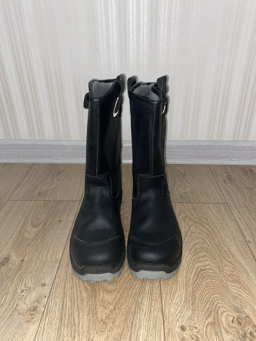 Продается спецодежда,комбинезоны,сапоги