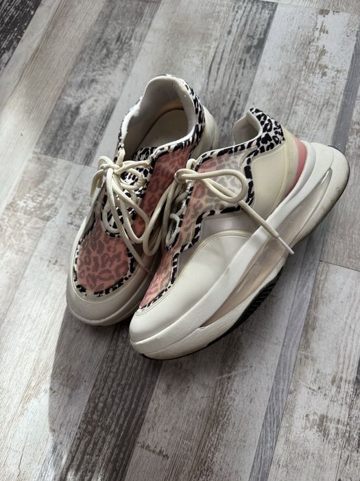 Маратонки Pinko с лека забележка