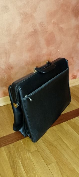 Кожаный портфель.