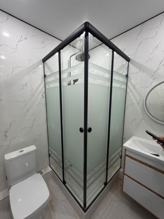 Меж ком перегородки душ кабины