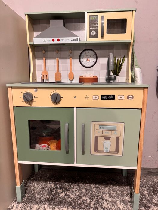 Bucatarie de jucarie din lemn