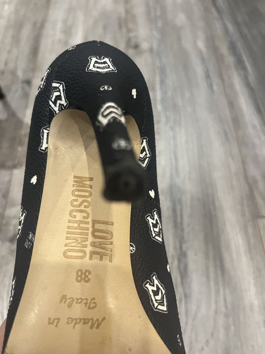 Обувки с ток Love Moshcino