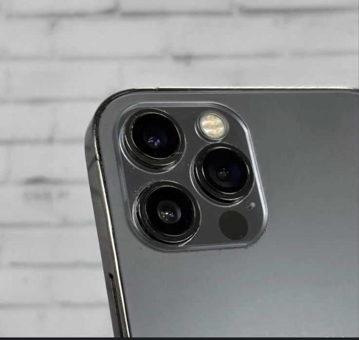iPhone 12 Pro в идеальном состоянии