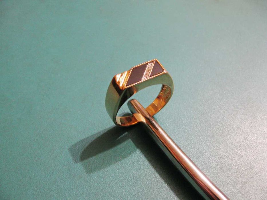 Перстень (золото 585 пробы) с черным камнем.