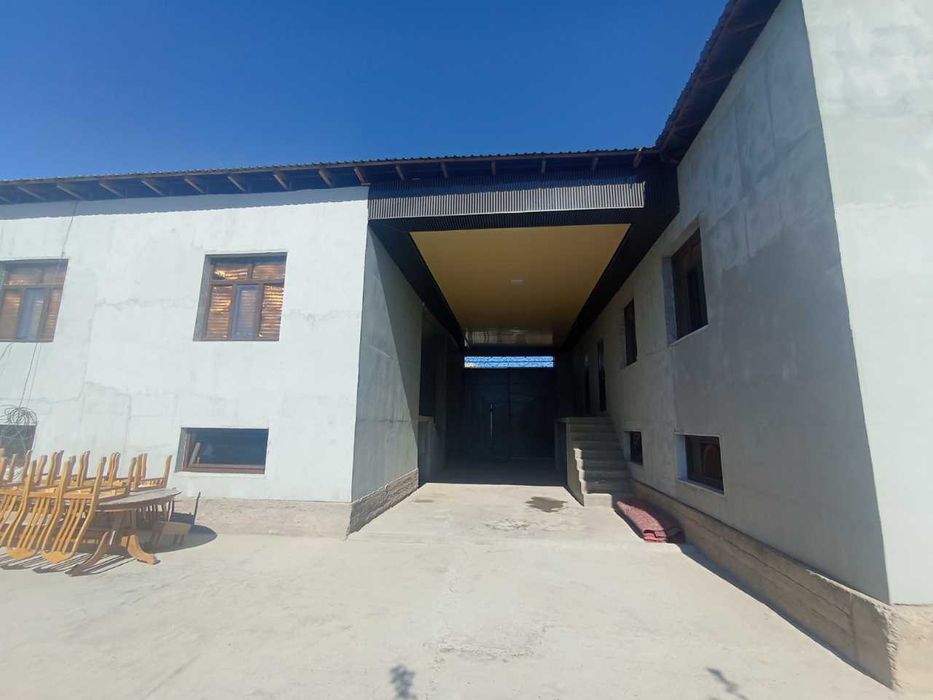 Nurafshon shahrida 7 xonali hovli joy sotiladi