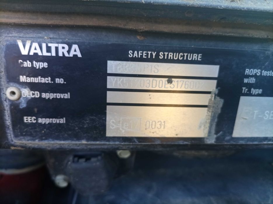 продавам трактор Valtra T203D с движение назад