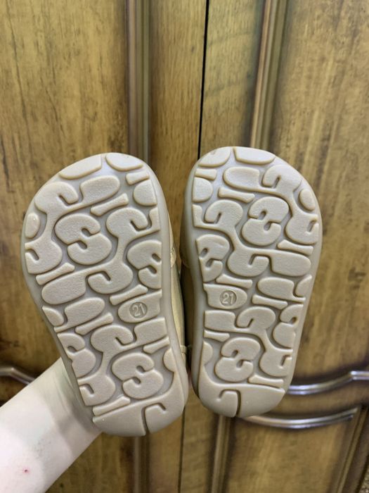 Обувь для младенцев с 4-5 месяцев примерно 21 размер