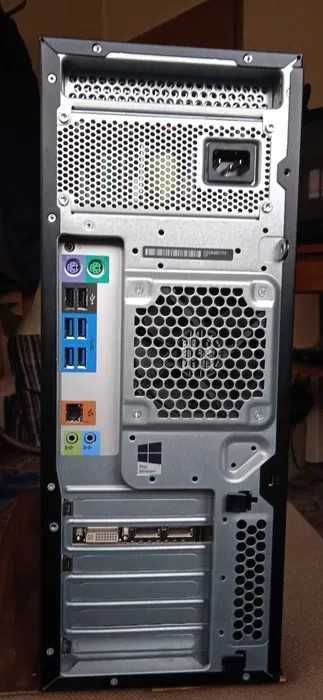 Два маркови настолни компютъра и принтер