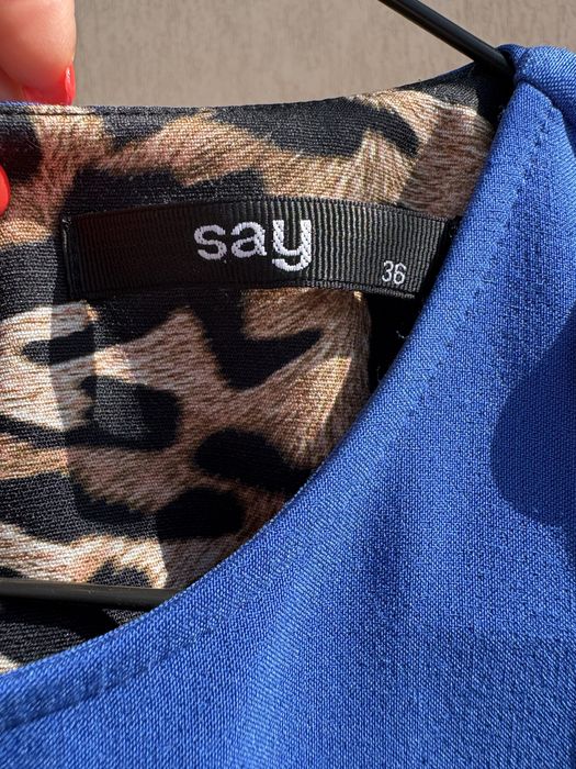 Синя рокля с тигров акцент