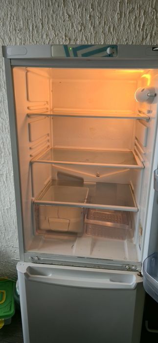 Продам холодильник Indesit