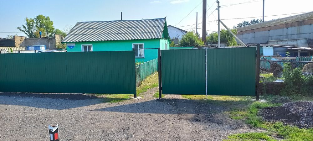 Установка металлического забора.