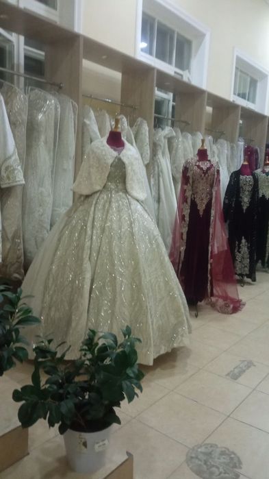 70 та вечерный, 25 свадебный, 3 та чупон и плюс аксессуары