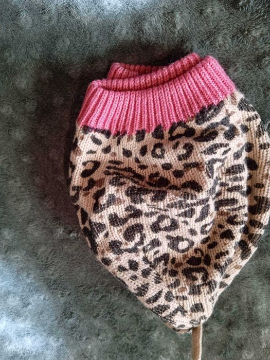 Лот//шалове и шапка