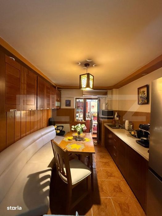 Apartament cu 4 camere, decomandat, zona 9 Mai