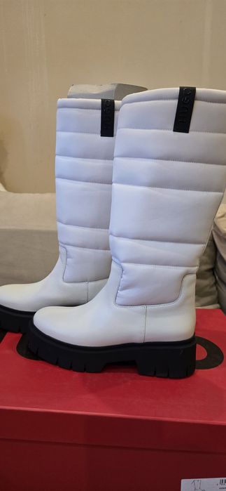 Дамски ботуши HUGO,размер 38