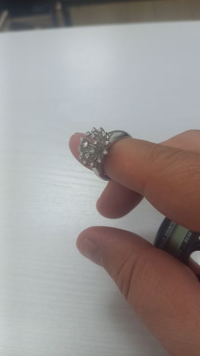 Срочно продам бриллиант кольцо 750 проба