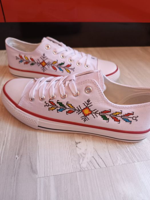 Нови  кецове -43 ном. и 38 ном.