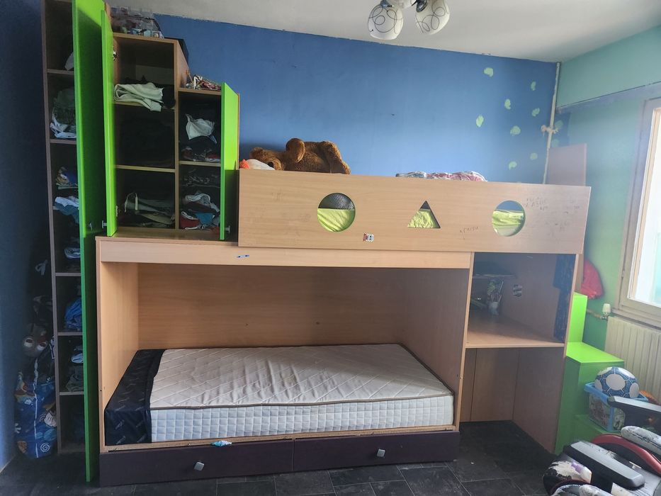 Двуетажни легла с гардероб и бюро