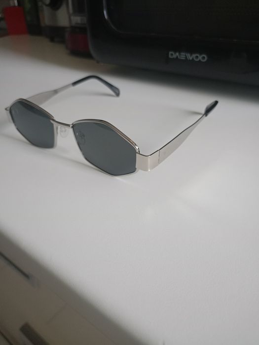 Vând ochelari de soare fashion produs de calitate superioara noi.