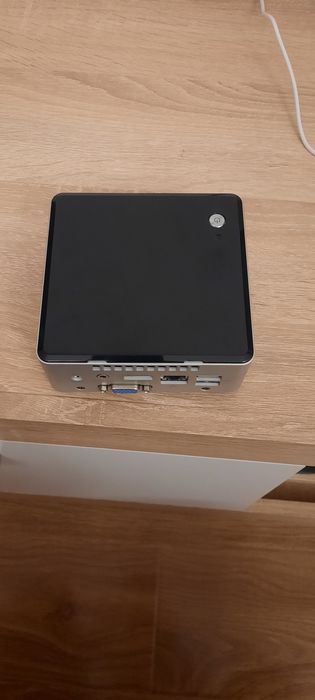 Mini PC Intel Next Unit of Computing, cu procesor Intel® Core TM i3-40