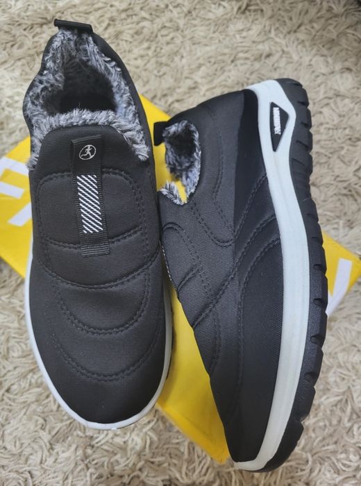 Женские кроссовки 38 р